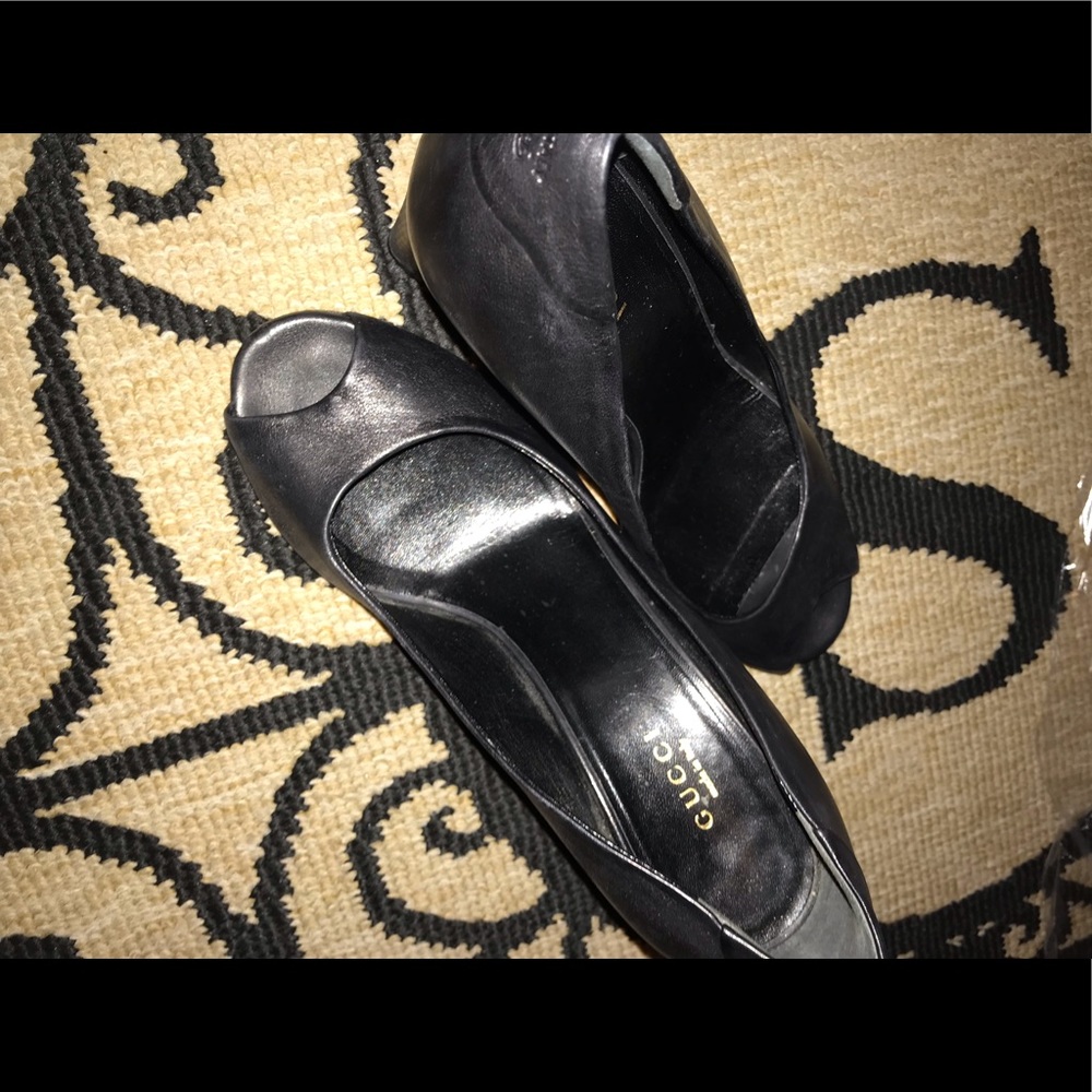 Gucci wedge open toe shoes size 61/2